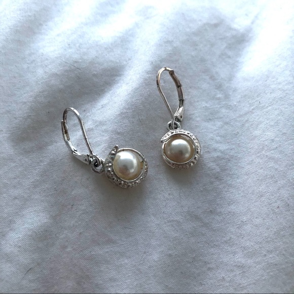 Jewelry - Pearl earrings